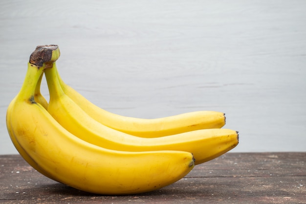 Vista frontale ravvicinata deliziose banane cibo esotico