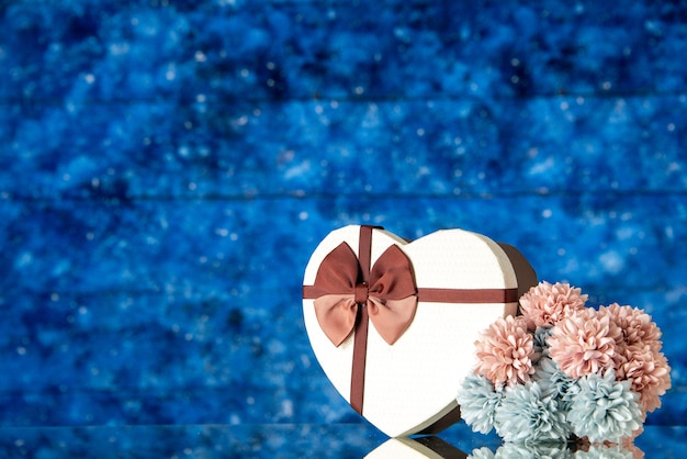 Vista frontale regalo di san valentino con fiori su sfondo blu amore matrimonio familiare sensazione bellezza amante del colore delle nuvole