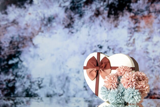 Vista frontale regalo di san valentino con fiori su sfondo chiaro colore sensazione famiglia bellezza coppia amore cuore