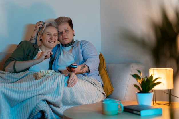 Vista frontale romantica coppia lesbica a casa