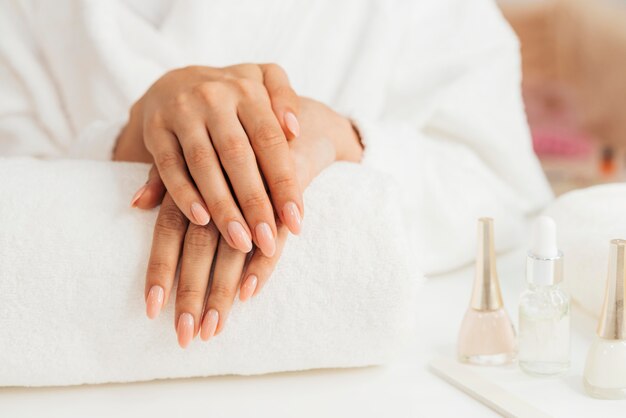 Vista frontale sana bella manicure