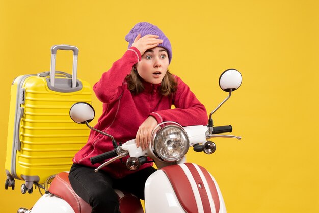 Vista frontale si chiedeva la ragazza sul ciclomotore tenendo la testa guardando qualcosa