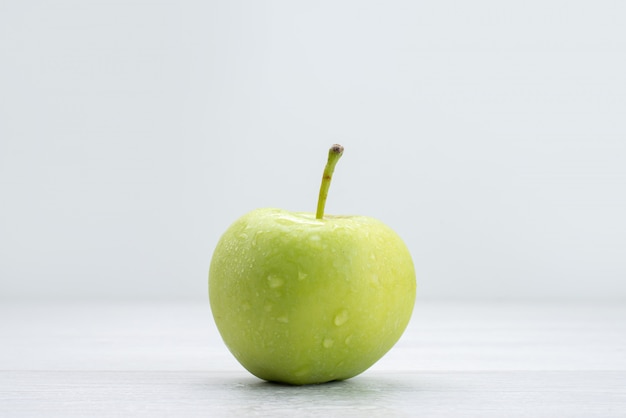 Vista frontale singola mela verde isolata su grigio