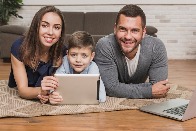 Vista frontale smiley genitori con figlio