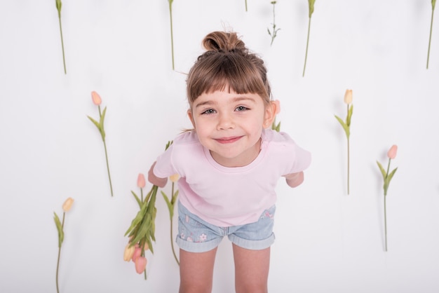 Vista frontale sorridente della giovane ragazza sveglia