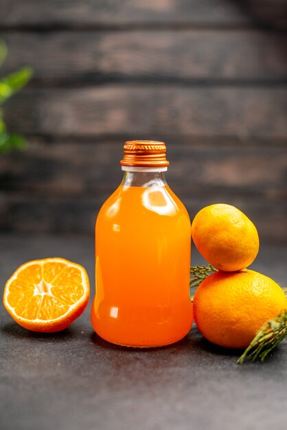 Vista frontale succo d'arancia arancia e mandarino tagliati arancia