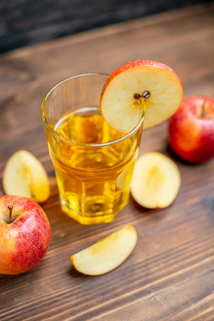 Vista frontale succo di mela fresco con mele fresche su una bevanda alla frutta cocktail a colori scuri con foto