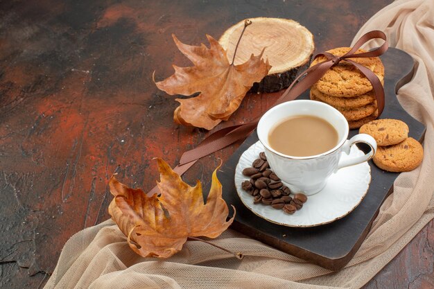 Vista frontale tazza di caffè con biscotti su uno sfondo marrone scuro amore coppia mattina biscotto torta dolce colore tè