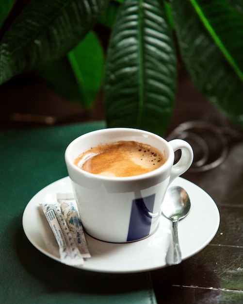 Vista frontale tazza di cappuccino con zucchero