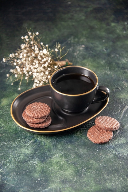 vista frontale tazza di tè in tazza nera e piatto con biscotti sulla superficie scura colore vetro zucchero prima colazione dessert torta cerimonia