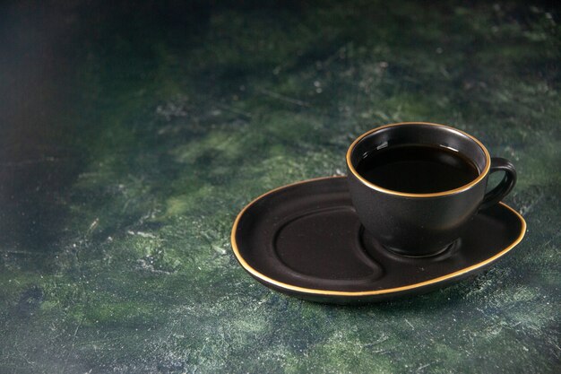 vista frontale tazza di tè in tazza nera e piatto sulla superficie scura zucchero cerimonia vetro colazione torta dessert dolci colore