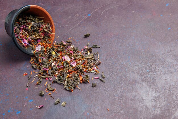 Vista frontale tè fresco essiccato su fondo scuro aroma di polvere di tè vegetale