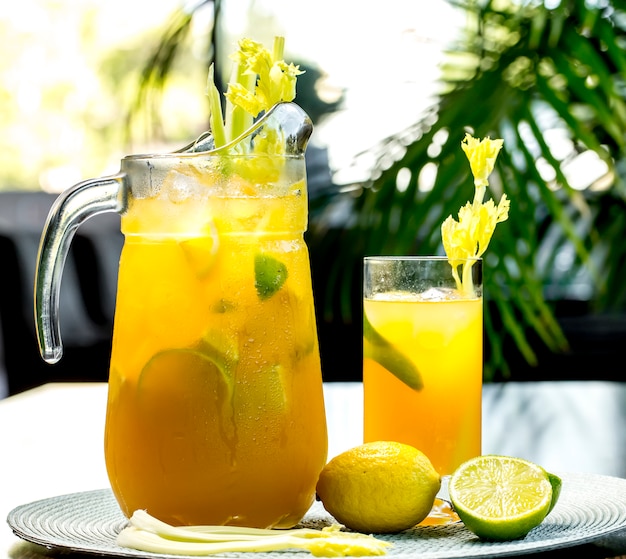 Vista frontale tonificante limonata con limone lime e sedano