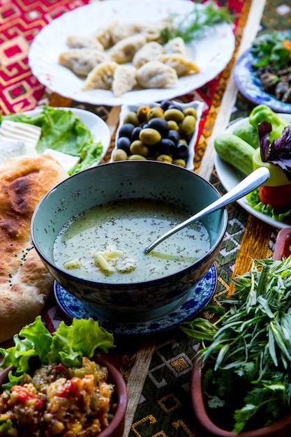 Vista frontale un piatto tradizionale azero Dushbara con pane e olive
