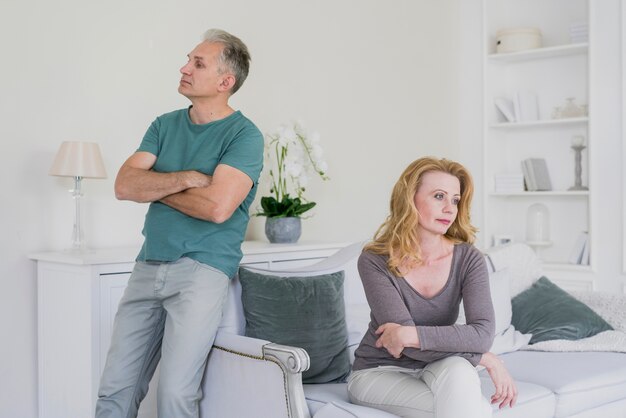 Vista frontale uomo anziano e donna sconvolta