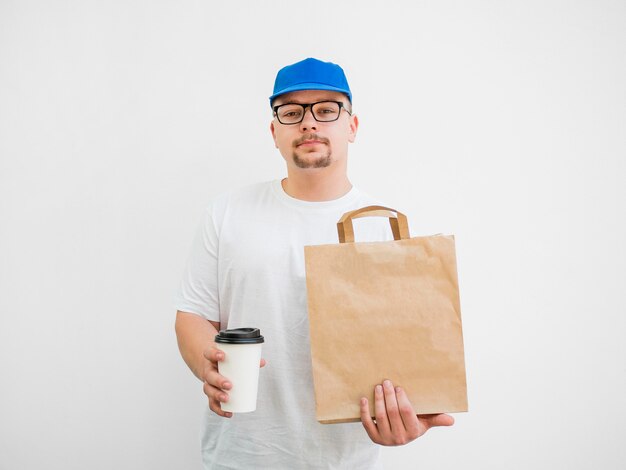 Vista frontale uomo con borsa e tazza di caffè