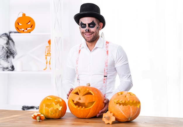 Vista frontale uomo con la faccia dipinta per halloween