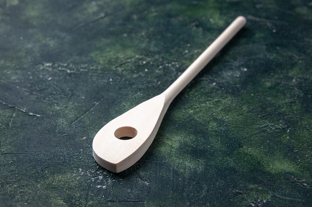 Vista frontale utensile bianco su sfondo scuro forchetta posate cucina legno plastica coltello colore cibo oscurità