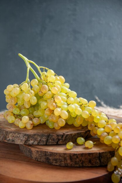 Vista frontale uva fresca frutti verdi sulla superficie scura uva da vino frutta matura pianta fresca dell'albero