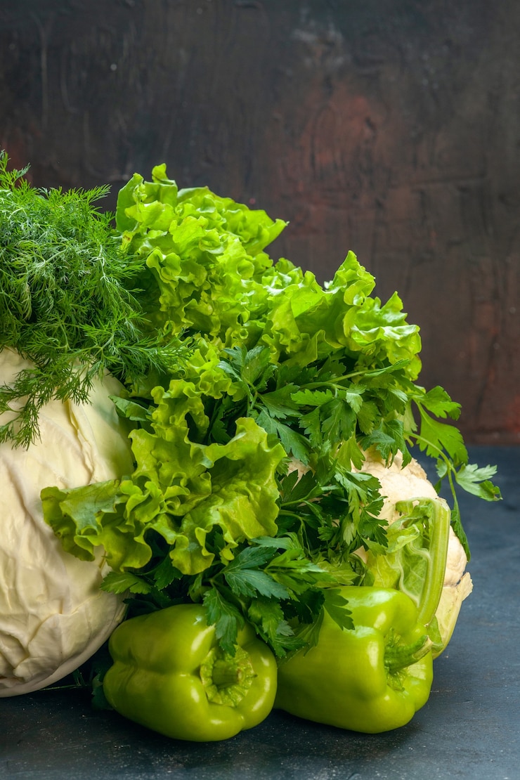Foto gratuito vista frontale verdure cavolo prezzemolo peperoni lattuga aneto cavolfiore su superficie scura