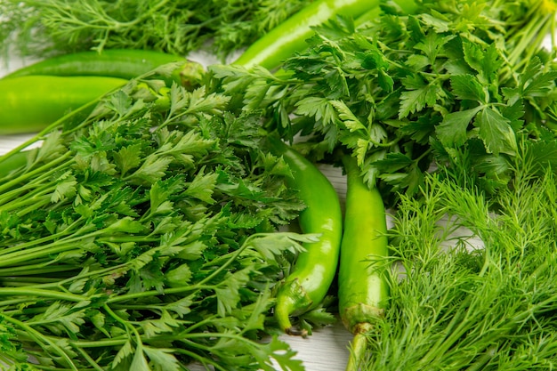 Vista frontale verdure fresche con peperoni su sfondo bianco dieta alimentare insalata vita sana foto pasto colore