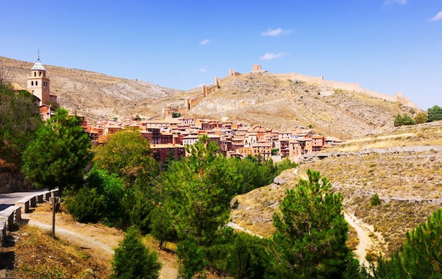 Vista generale di Albarracin in estate