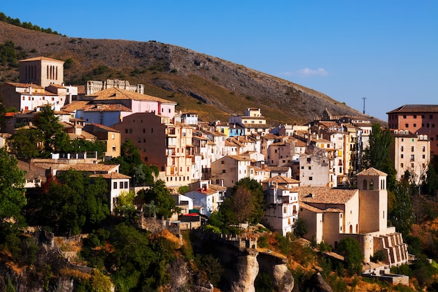 Vista generale di Cuenca in giornata estiva