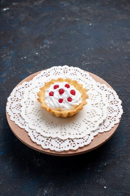 Vista in lontananza anteriore deliziosa torta d con crema e frutti rossi sul biscotto di frutta torta superficie blu scuro