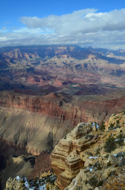 Vista in lontananza del fiume serpeggiante del Colorado