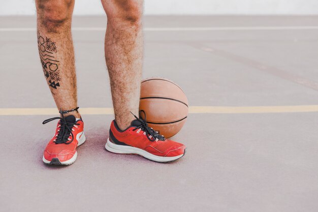 Vista in sezione bassa dei piedi di un uomo con il basket