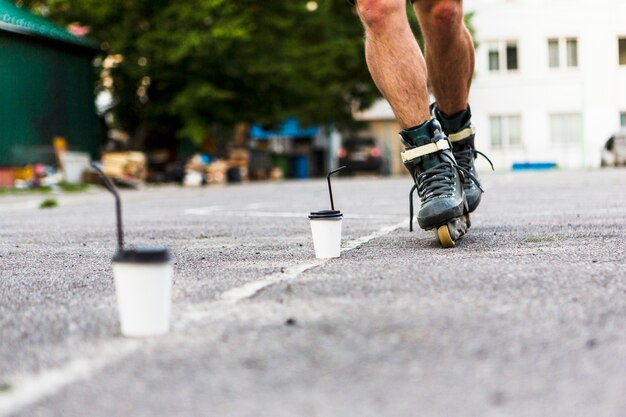 Vista in sezione bassa dello slalom rollerskater attraverso la tazza di smaltimento