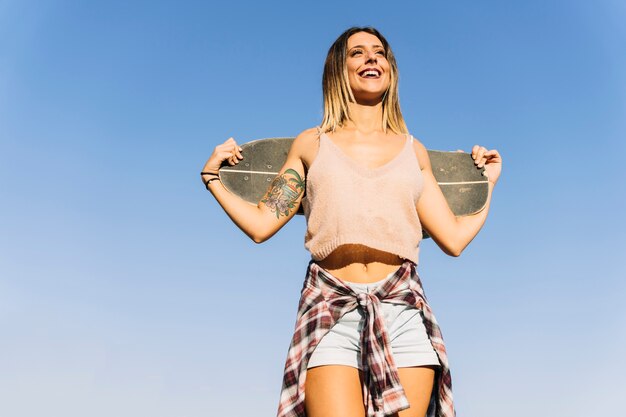 Vista inferiore della ragazza di skater