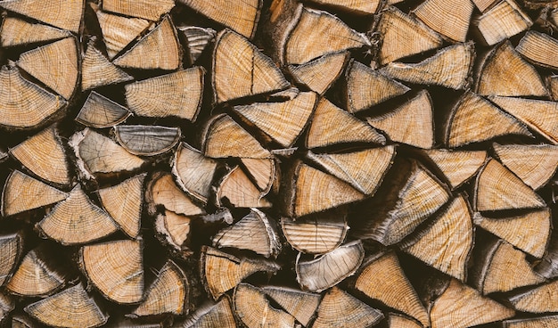 Vista ingrandita di una pila di legna da ardere