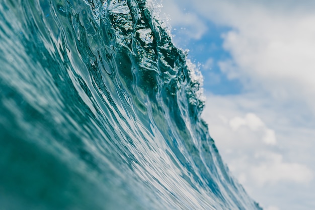 Vista interna dell'enorme onda che si infrange sul mare nelle isole Mentawai, Indonesia