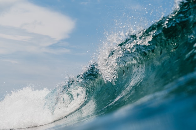 Vista interna dell'enorme onda che si infrange sul mare nelle isole Mentawai, Indonesia