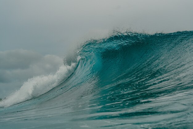 Vista interna dell'enorme onda che si infrange sul mare nelle isole Mentawai, Indonesia