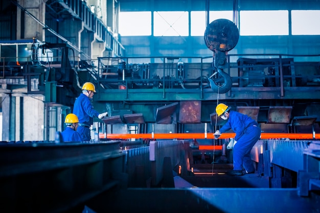 Vista interna di una fabbrica di acciaio