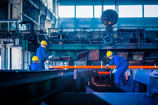 Vista interna di una fabbrica di acciaio