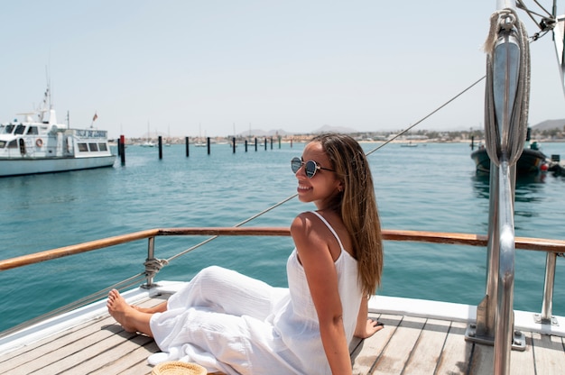 Vista laterale bella giovane donna che si rilassa nella sua vacanza