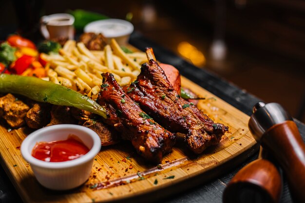 Vista laterale carne fritta con patatine fritte e ketchup
