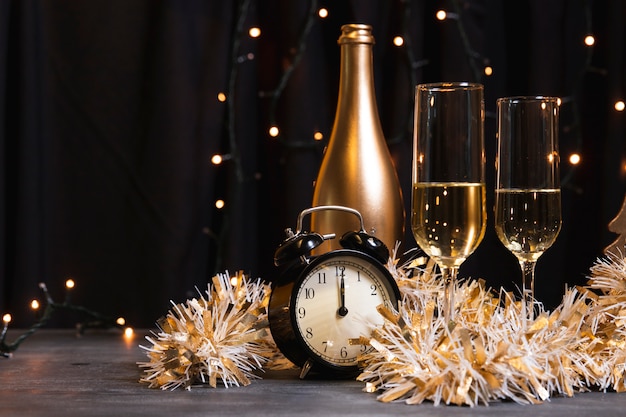 Vista laterale champagne per la notte di Capodanno