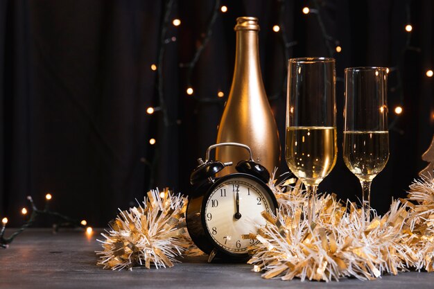 Vista laterale champagne per la notte di Capodanno