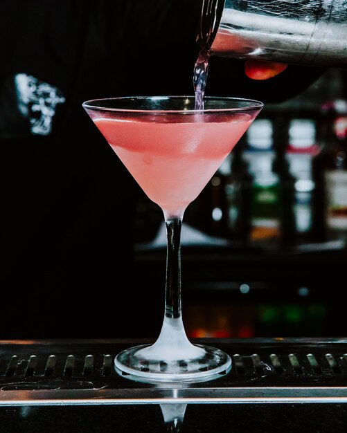 Vista laterale cocktail alcolici