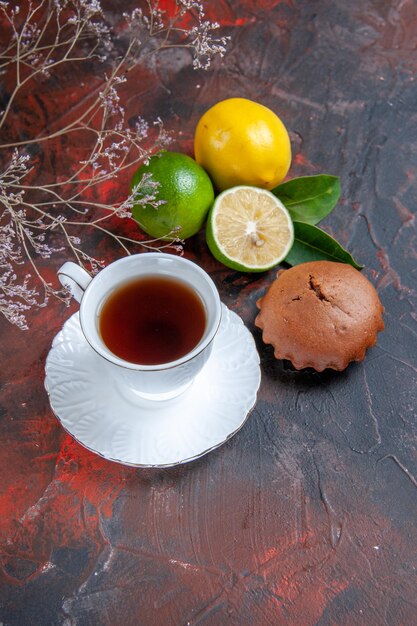 Vista laterale da lontano agrumi lime limoni cupcake una tazza di tè
