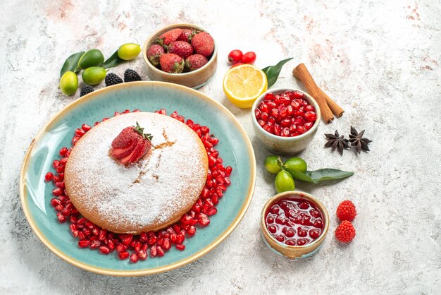 Vista laterale da lontano la torta una torta appetitosa con fragole limone cannella bastoncini anice stellato