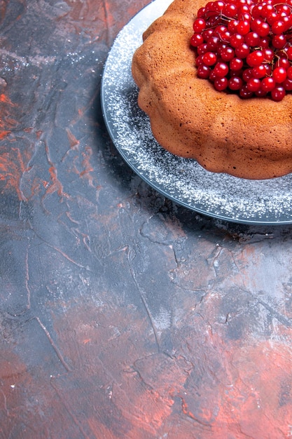 Vista laterale da lontano torta con frutti di bosco torta con frutti di bosco sul piatto