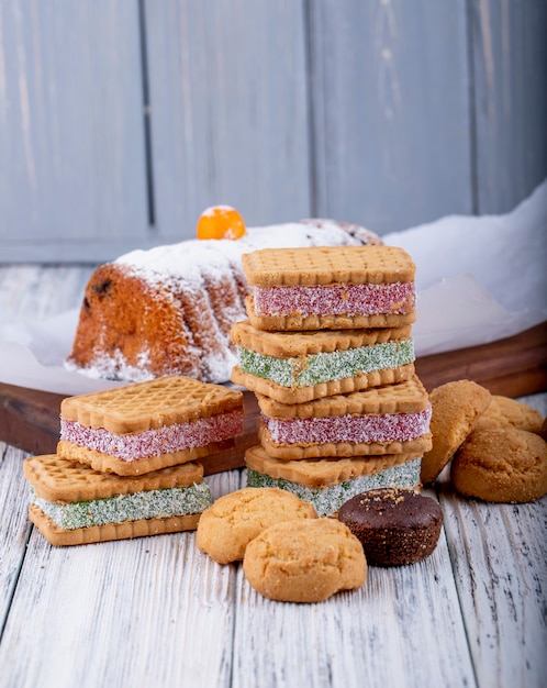 Vista laterale dei biscotti con la bacca della marmellata d'arance che riempie su rustico