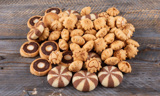 Vista laterale dei cracker e dei biscotti sull'orizzontale di legno scuro