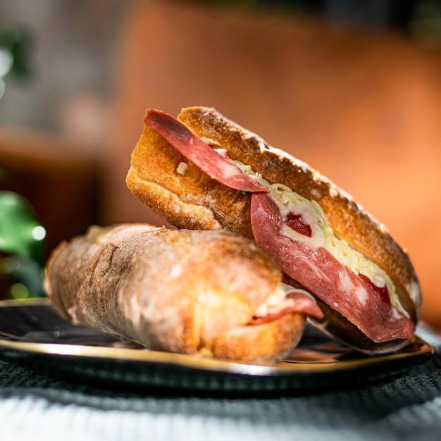 Vista laterale dei panini con salsiccia e formaggio sul piatto