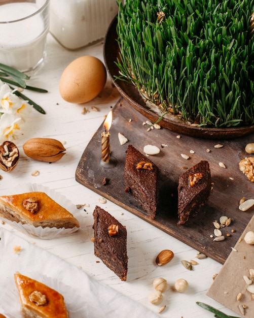 Vista laterale del baklava tradizionale dei biscotti di festa dell'Azerbaigian sul rustico con le noci